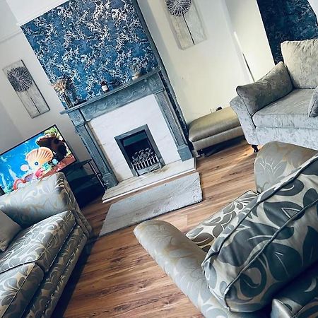 The White House - Cheerful 3 Bedroom Home In Wigan - Ince - Sleeps 7 - Parking - Work Space - Great Motorway Links Dış mekan fotoğraf