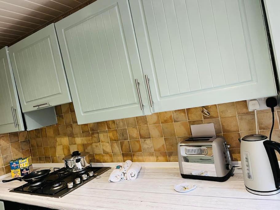The White House - Cheerful 3 Bedroom Home In Wigan - Ince - Sleeps 7 - Parking - Work Space - Great Motorway Links Dış mekan fotoğraf
