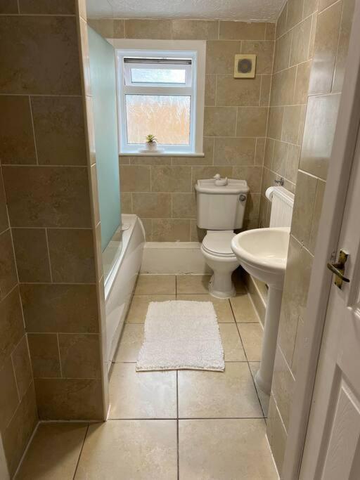 The White House - Cheerful 3 Bedroom Home In Wigan - Ince - Sleeps 7 - Parking - Work Space - Great Motorway Links Dış mekan fotoğraf