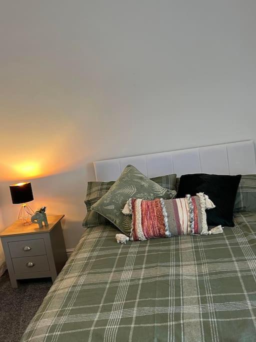 The White House - Cheerful 3 Bedroom Home In Wigan - Ince - Sleeps 7 - Parking - Work Space - Great Motorway Links Dış mekan fotoğraf