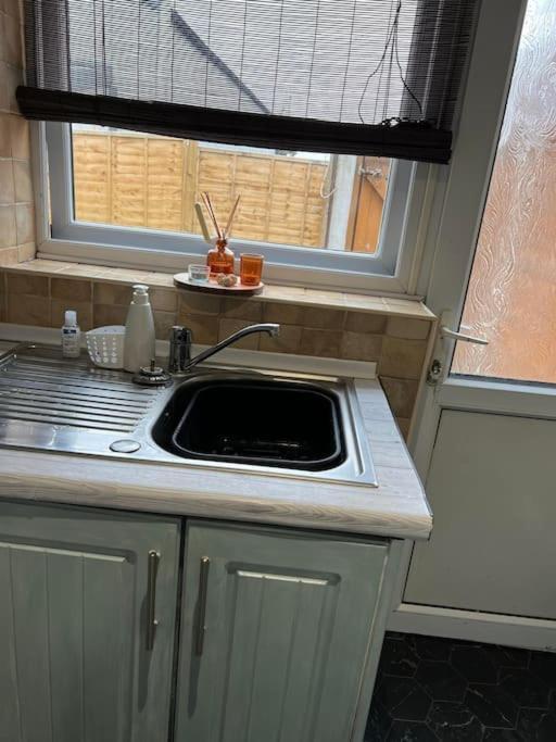 The White House - Cheerful 3 Bedroom Home In Wigan - Ince - Sleeps 7 - Parking - Work Space - Great Motorway Links Dış mekan fotoğraf